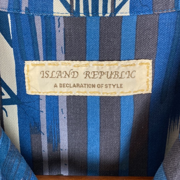 Island Republic 100% Silk Blue Aztec Print Button Up size M - Picture 4 of 8